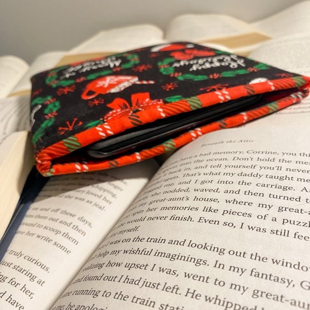 Holiday Theme Book Sleeve, Kindle Sleeve